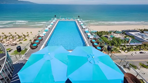 A pool with a view of the beach and ocean. - Yarra Ocean Suites Danang (Da Nang)
