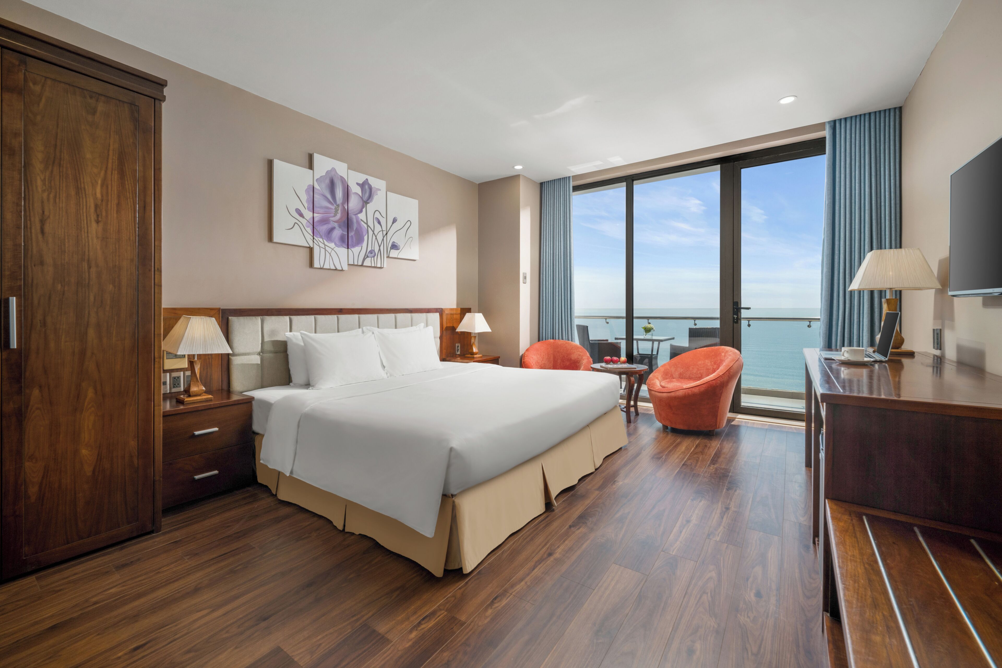 Premium bedding, minibar, desk, soundproofing