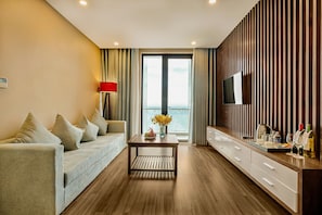 1 bedroom, premium bedding, minibar, desk