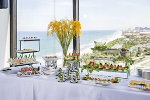 Daily buffet breakfast (VND 400000 per person)
