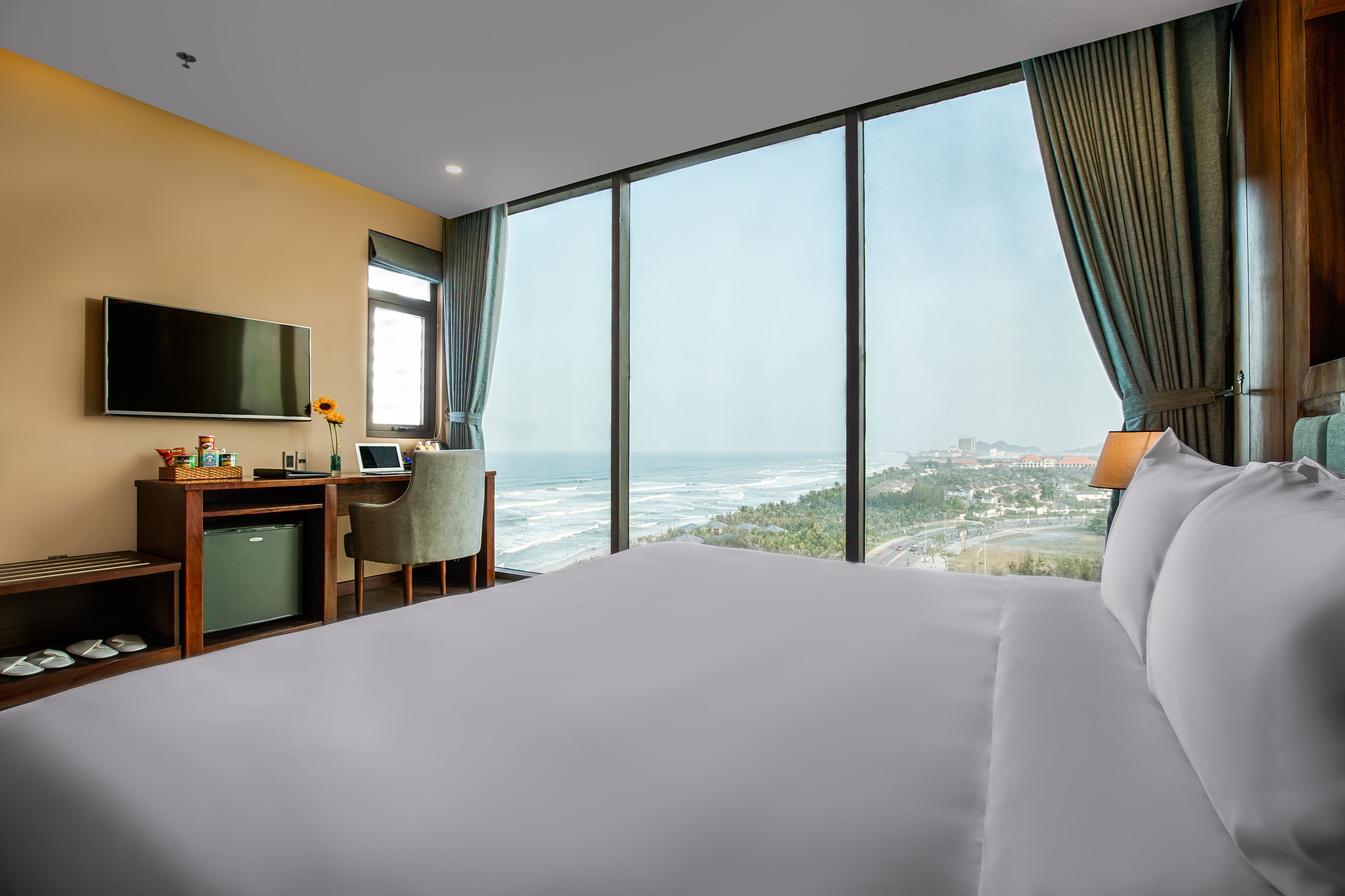 yarra king | 1 bedroom, premium bedding, minibar, desk