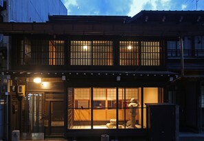 IORI TAKAYAMA (Please check in at : 1-91, Honmachi, Takayama, Gifu, Japan) | 1 bedroom, down comforters, individually decorated