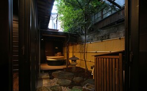 IORI TAKAYAMA (Please check in at : 1-91, Honmachi, Takayama, Gifu, Japan) | 1 bedroom, down comforters, individually decorated