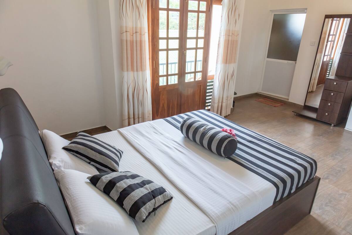 Habitación básica doble | Minibar, escritorio, wifi gratis y ropa de cama