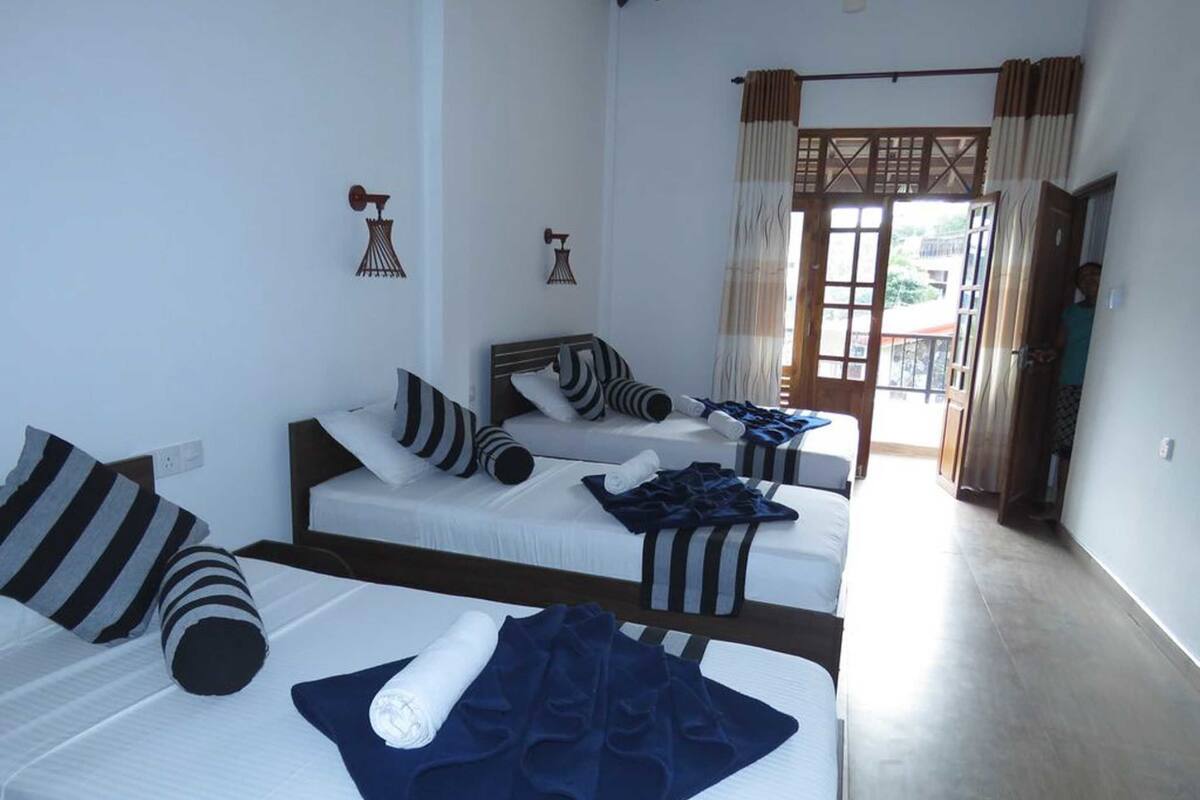 Habitación cuádruple Deluxe, balcón | Minibar, escritorio, wifi gratis y ropa de cama