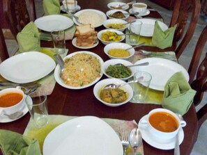 Se sirven desayunos, comidas, cenas y cocina local e internacional