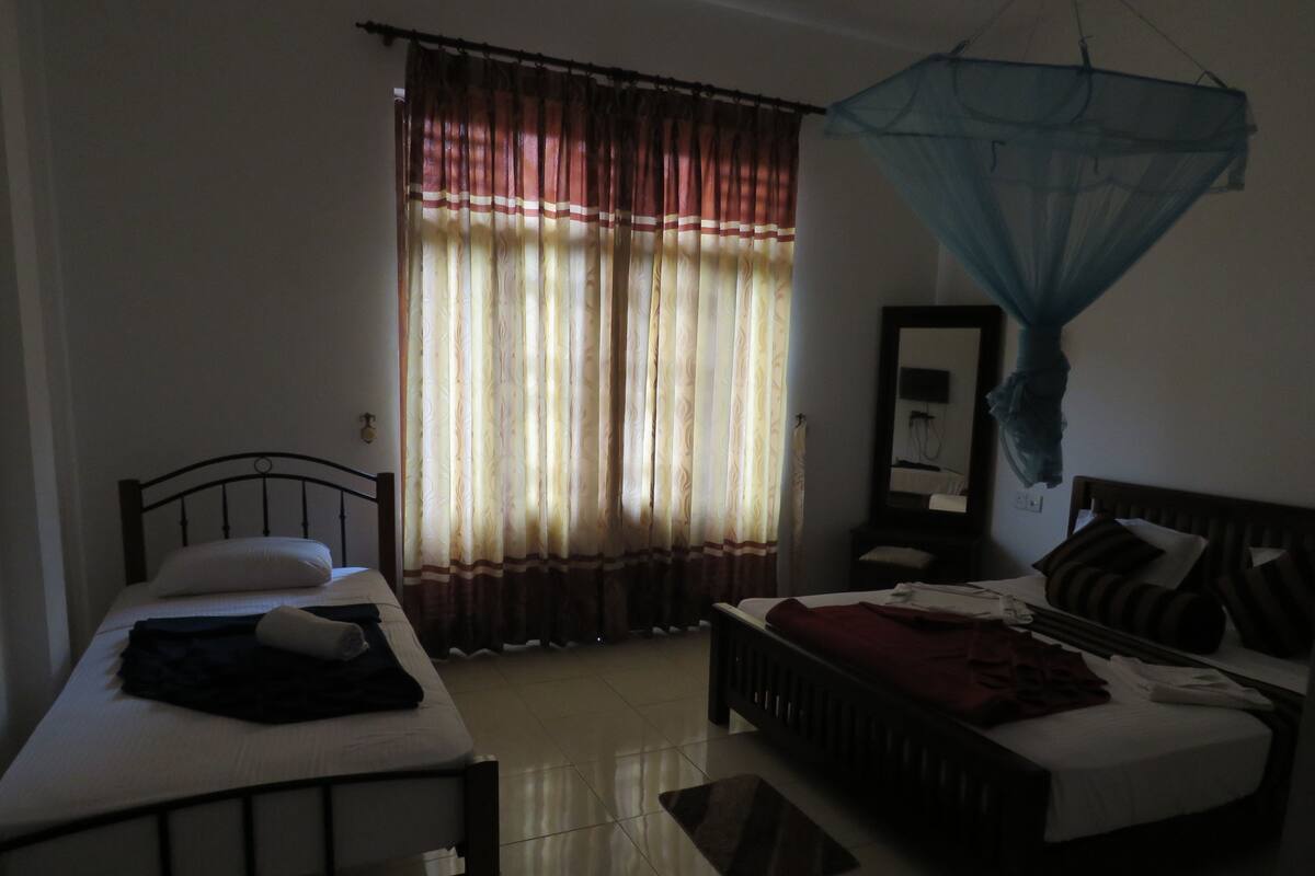 Habitación triple, balcón | Minibar, escritorio, wifi gratis y ropa de cama