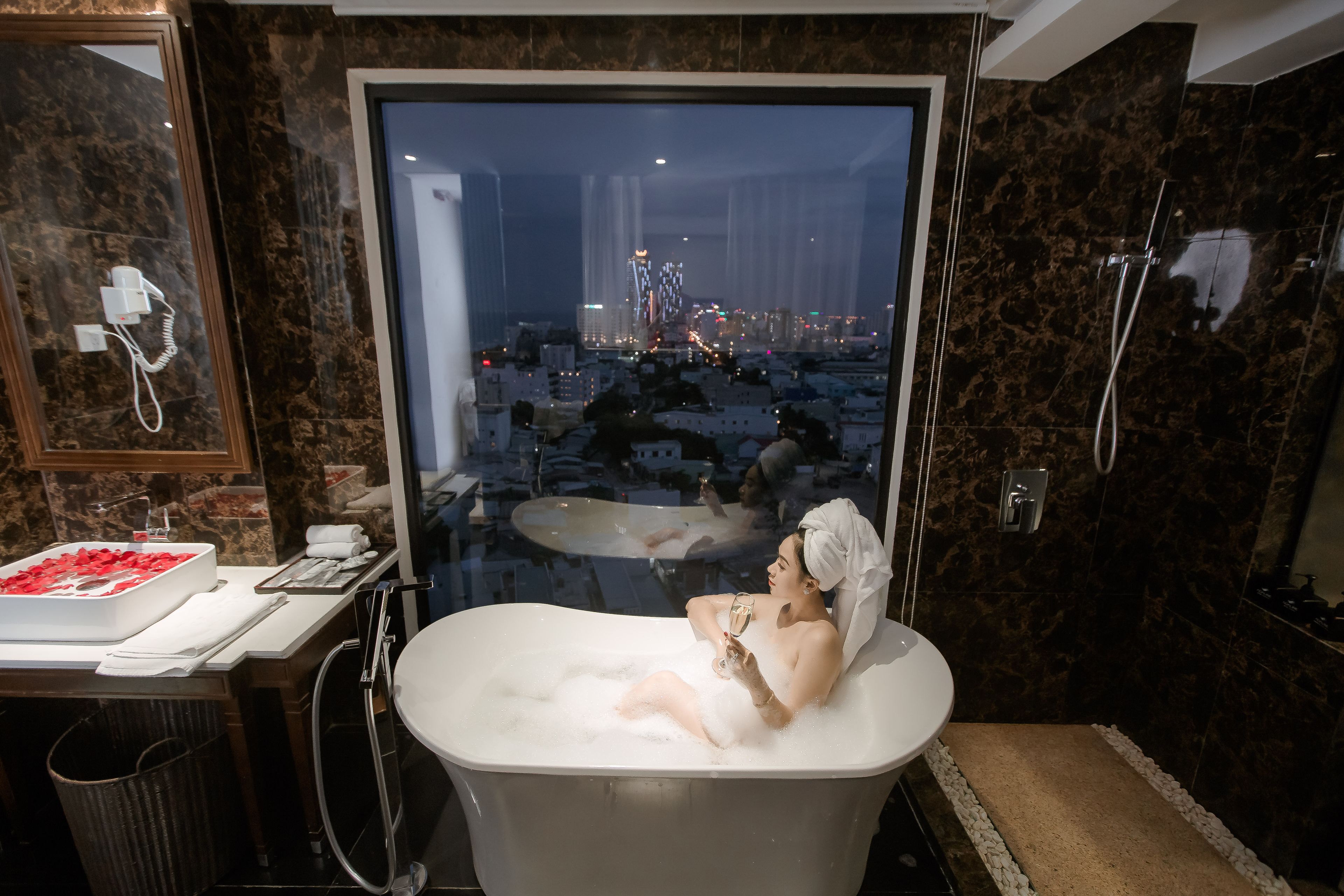 executive suite, partial ocean view | bathroom | shower, rainfall showerhead, designer toiletries, hair dryer