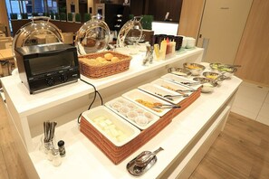 Een buffetopstelling met diverse gerechten en toevoegingen.