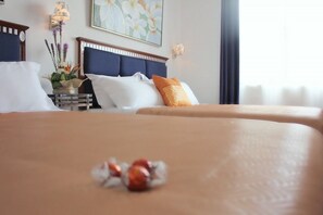Une chambre d’hôtel avec un grand lit, une table de chevet avec une lampe et un tableau au mur.