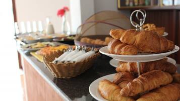 Petit déjeuner buffet (7.00 EUR par personne)