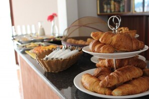 Tägliches Frühstücksbuffet gegen Gebühr