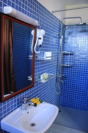 Familienzimmer | Badezimmer | Kostenlose Toilettenartikel