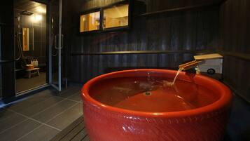 IORI KAWANAKA (Please check in at : 1-14, Ichinomachi, Furukawa-cho, Hida, Gifu, Japan) | 浴室 | 淋浴/浴缸二合一、免費盥洗用品、吹風機、拖鞋