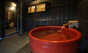 IORI KAWANAKA (Please check in at : 1-14, Ichinomachi, Furukawa-cho, Hida, Gifu, Japan)  | Bad | Kombinert dusj/badekar, toalettartikler (inkludert), hårføner og tøfler