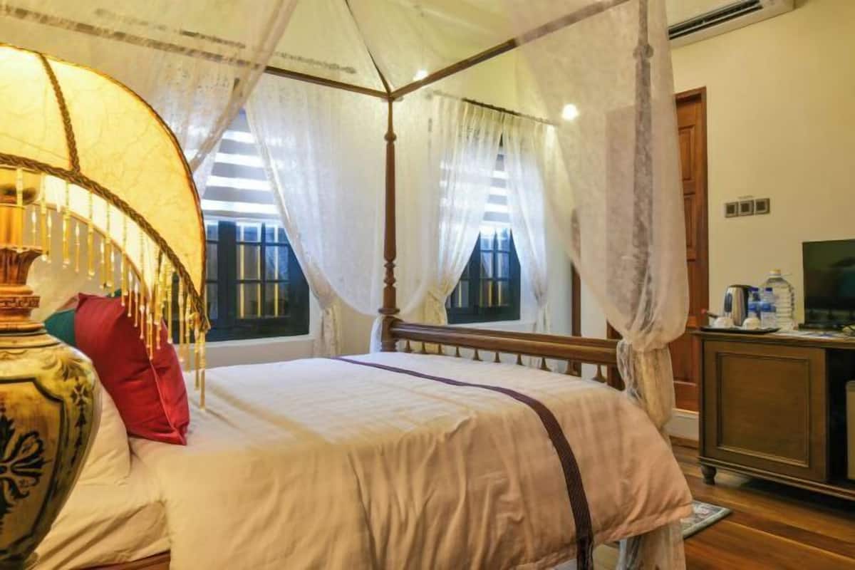 Premium bedding, pillow-top beds, minibar, in-room safe