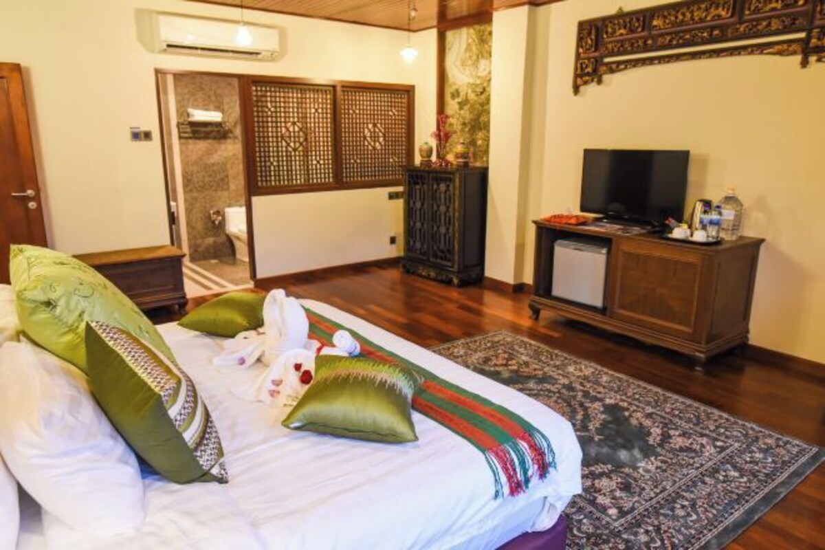 Premium bedding, pillowtop beds, minibar, in-room safe