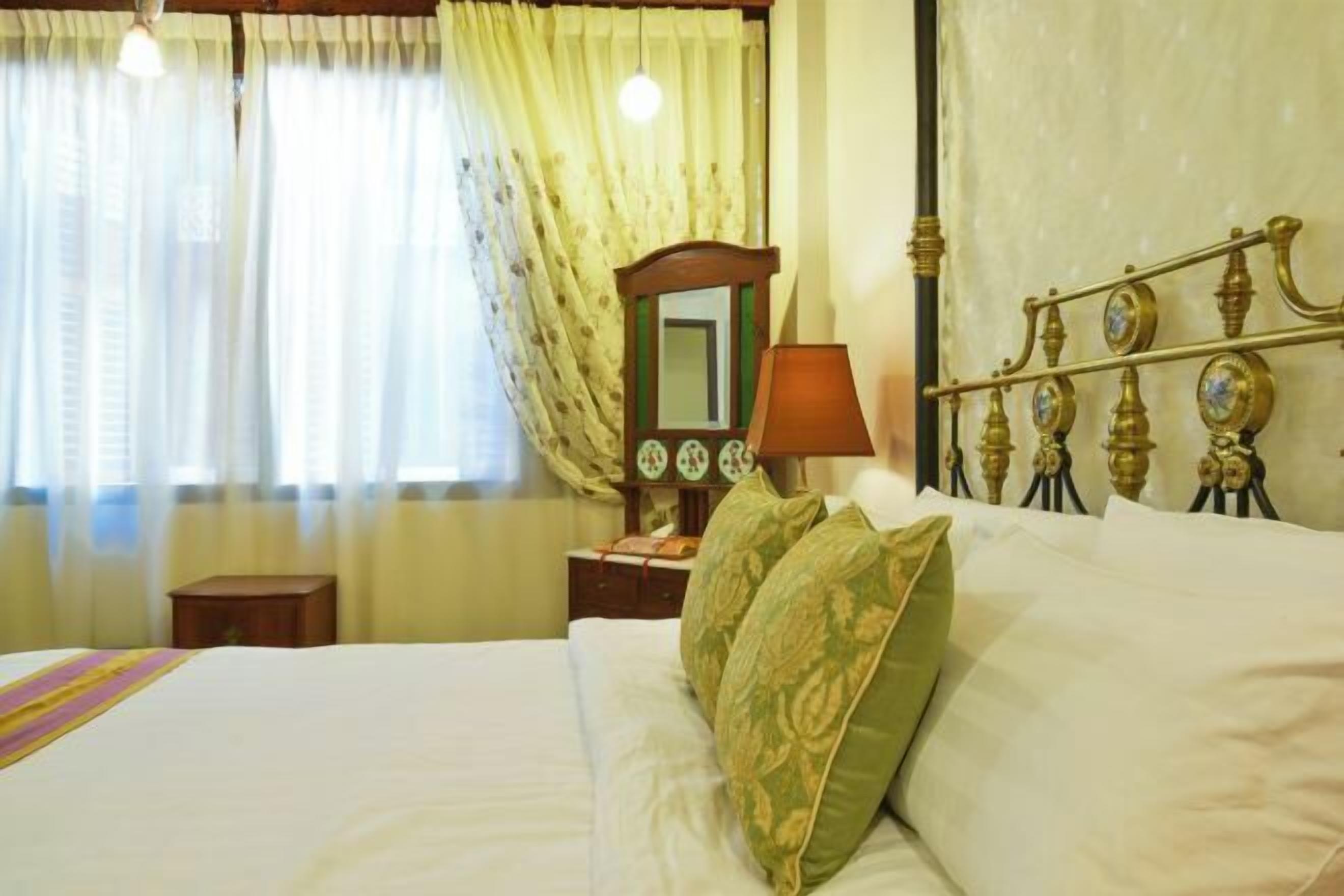 Premium bedding, pillowtop beds, minibar, in-room safe