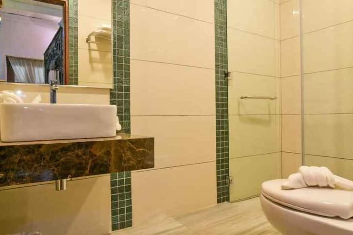Baño | Cabezal de ducha tipo lluvia y artículos de higiene personal gratuitos