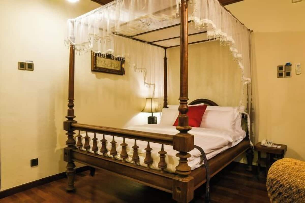 Premium bedding, pillowtop beds, minibar, in-room safe