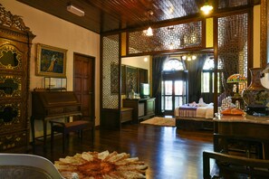 Premium bedding, pillowtop beds, minibar, in-room safe - 5 Heeren (Malacca City)