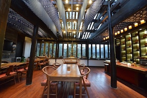Breakfast, lunch, dinner served; Chinese cuisine - Lijiang Shuhe Youyiju Private Club (Lijiang)