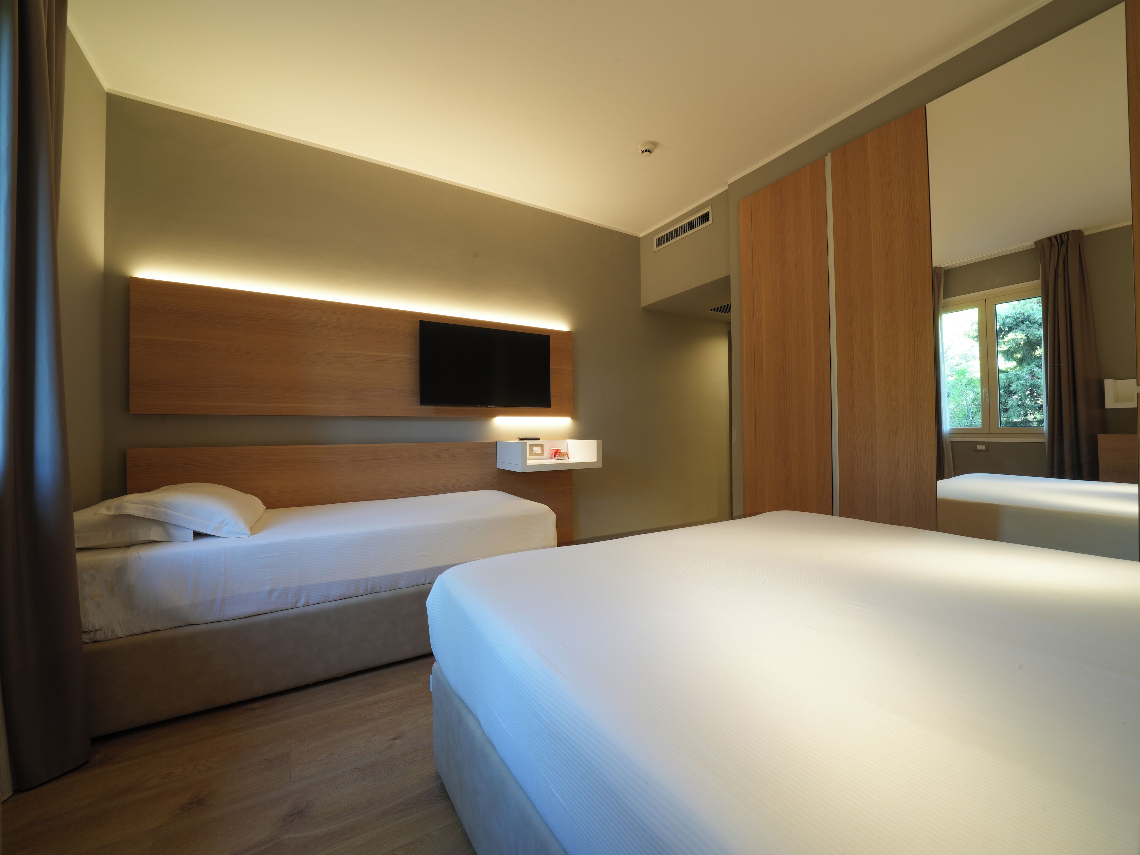 triple room | minibar, in-room safe, desk, bed sheets