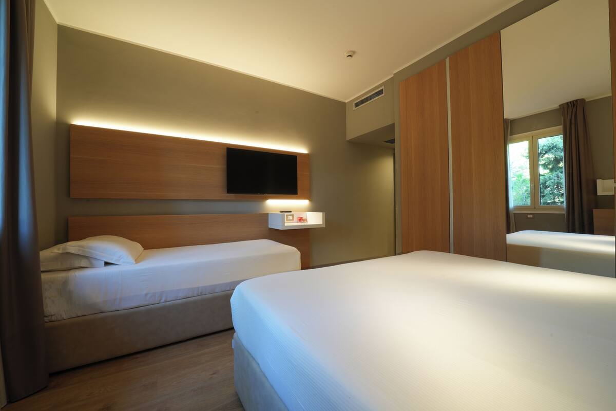triple room | minibar, in-room safe, desk, bed sheets