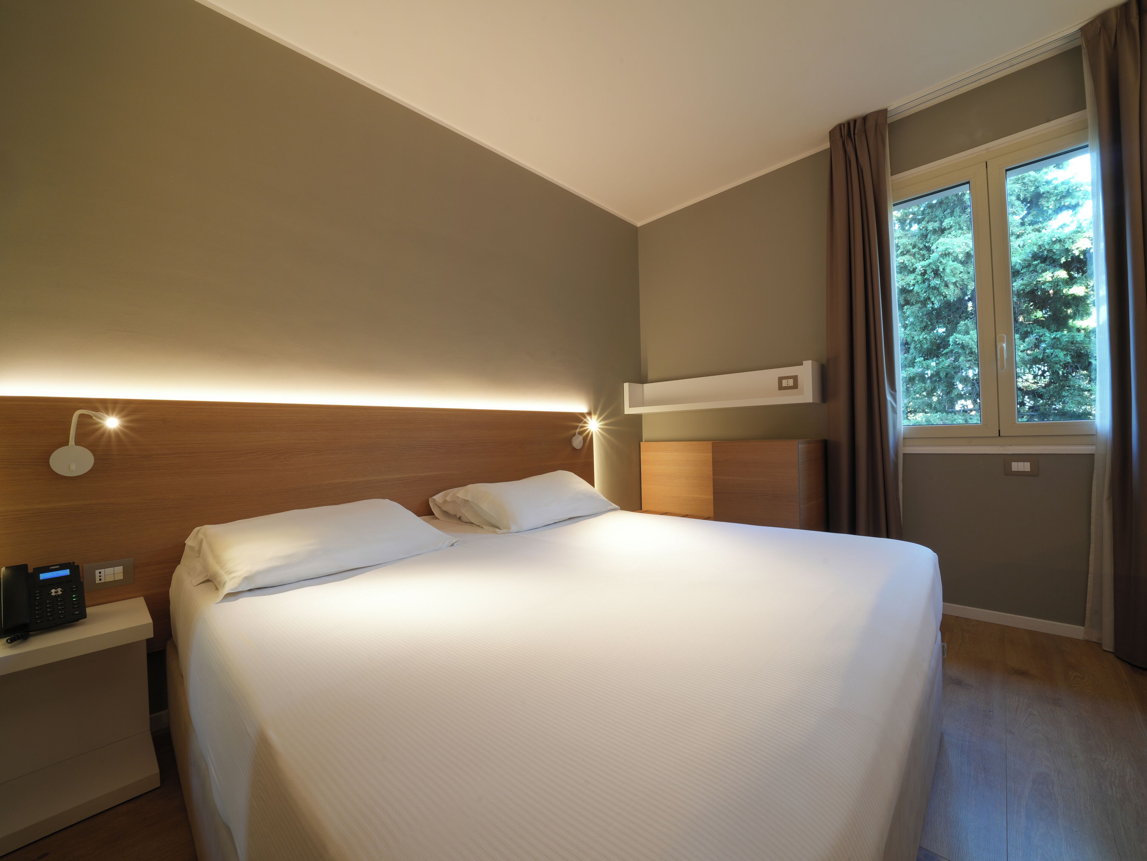 quadruple room | minibar, in-room safe, desk, bed sheets