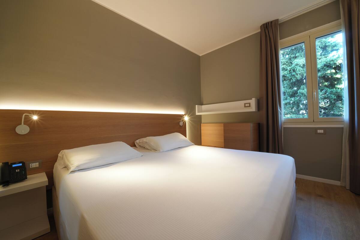 quadruple room | minibar, in-room safe, desk, bed sheets