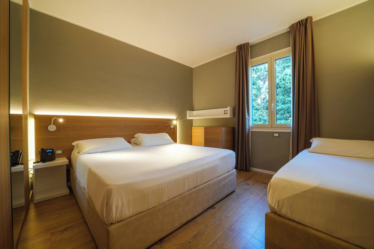 triple room | minibar, in-room safe, desk, bed sheets