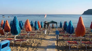 Plage privée, chaises longues, parasols