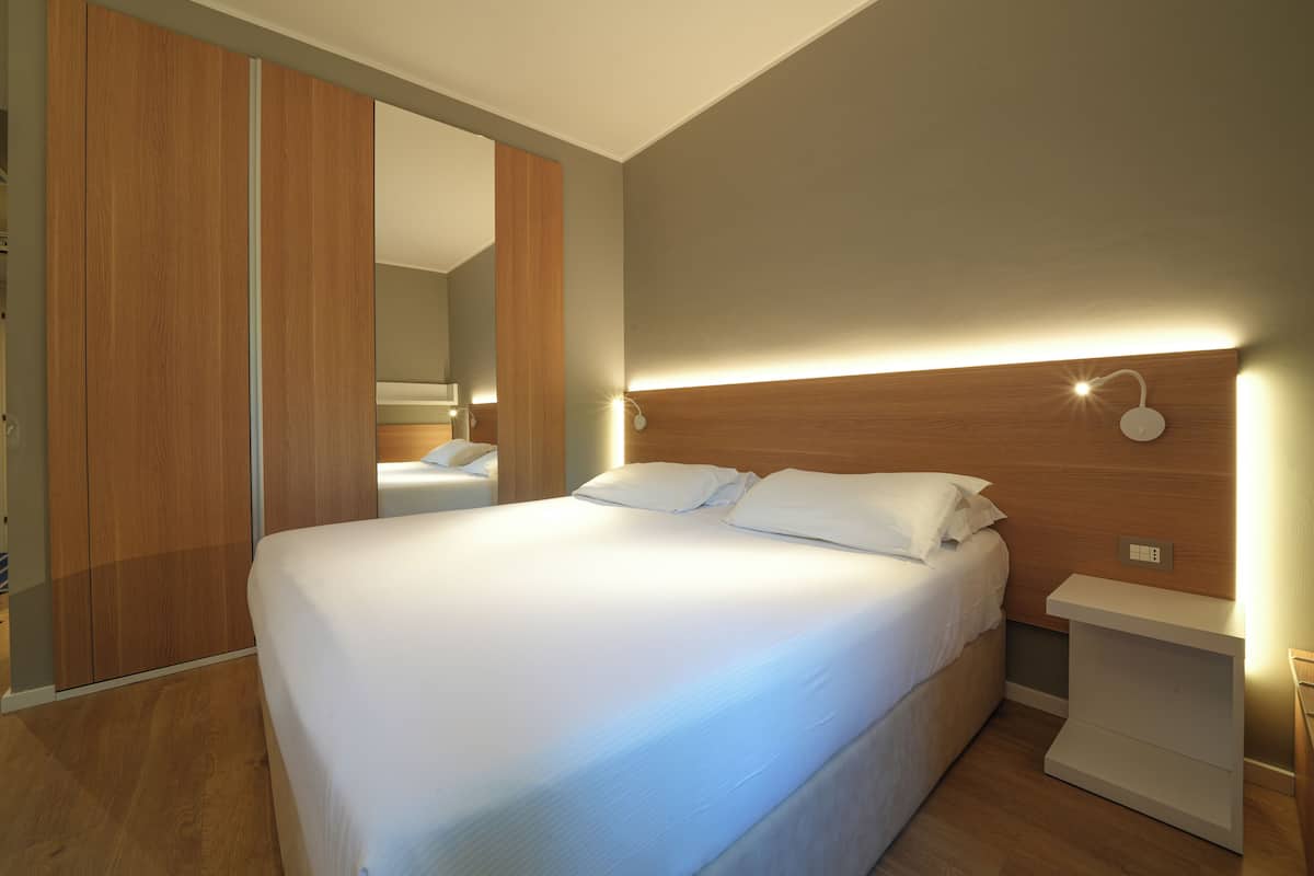 Standard Double Room | Minibar, in-room safe, desk, bed sheets
