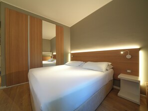 Minibar, coffres-forts dans les chambres, bureau, draps fournis