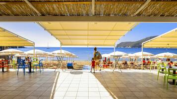 Plage privée, chaises longues, parasols