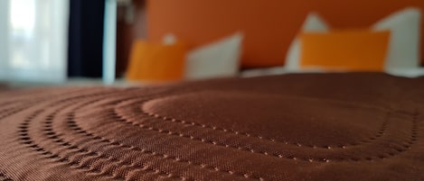 Ropa de cama hipoalergénica, minibar, caja fuerte y escritorio