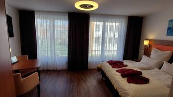 Allergikerbettwaren, Minibar, Zimmersafe, Schreibtisch