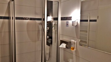 Quarto solteiro clássico, para não fumantes, hipoalérgico | Banheiro | Chuveiro, ducha de hidromassagem, secador de cabelo, toalhas de banho