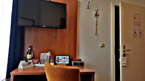 Classic Single Room, Non Smoking, Allergy Friendly | Living area | 43-inch Smart TV with satellite channels, TV, tablet - Hotel Amber Altstadt Stralsund (Stralsund)
