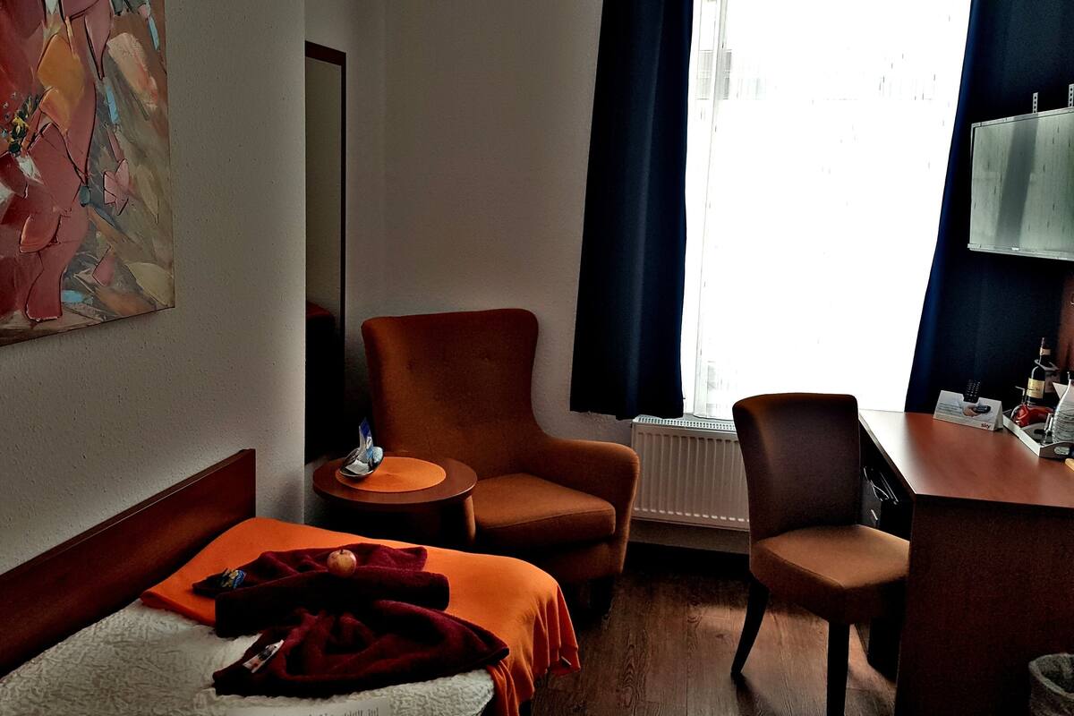 Quarto solteiro clássico, para não fumantes, hipoalérgico | Roupas de cama antialérgicas, frigobar, cofres nos quartos, escrivaninha