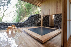 Outdoor spa tub - Kinmonco (Yufu)