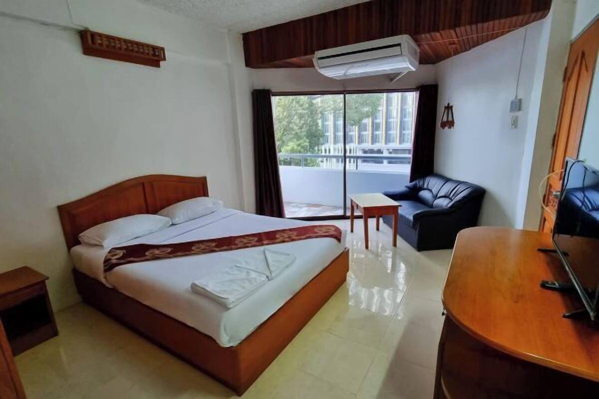 In-room safe, desk, WiFi (free), bed sheets