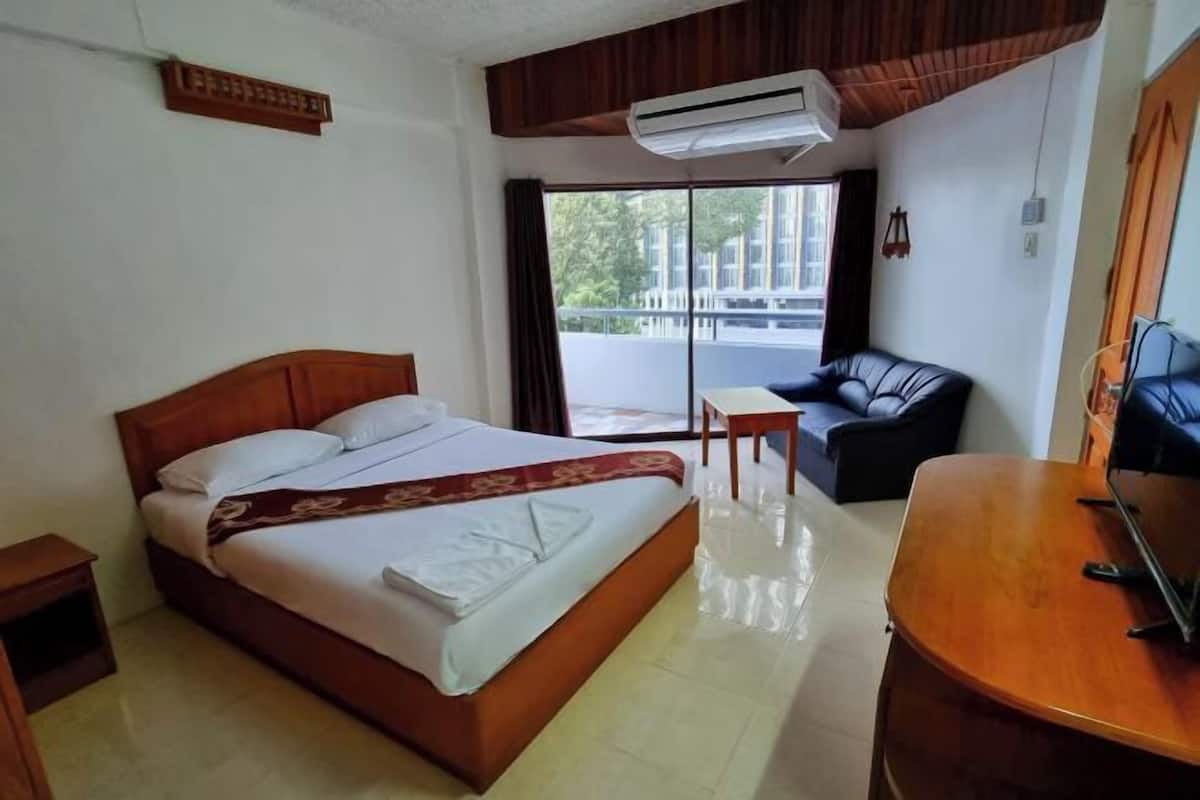 In-room safe, desk, free WiFi, bed sheets