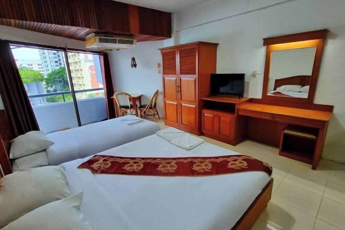 In-room safe, desk, WiFi (free), bed sheets