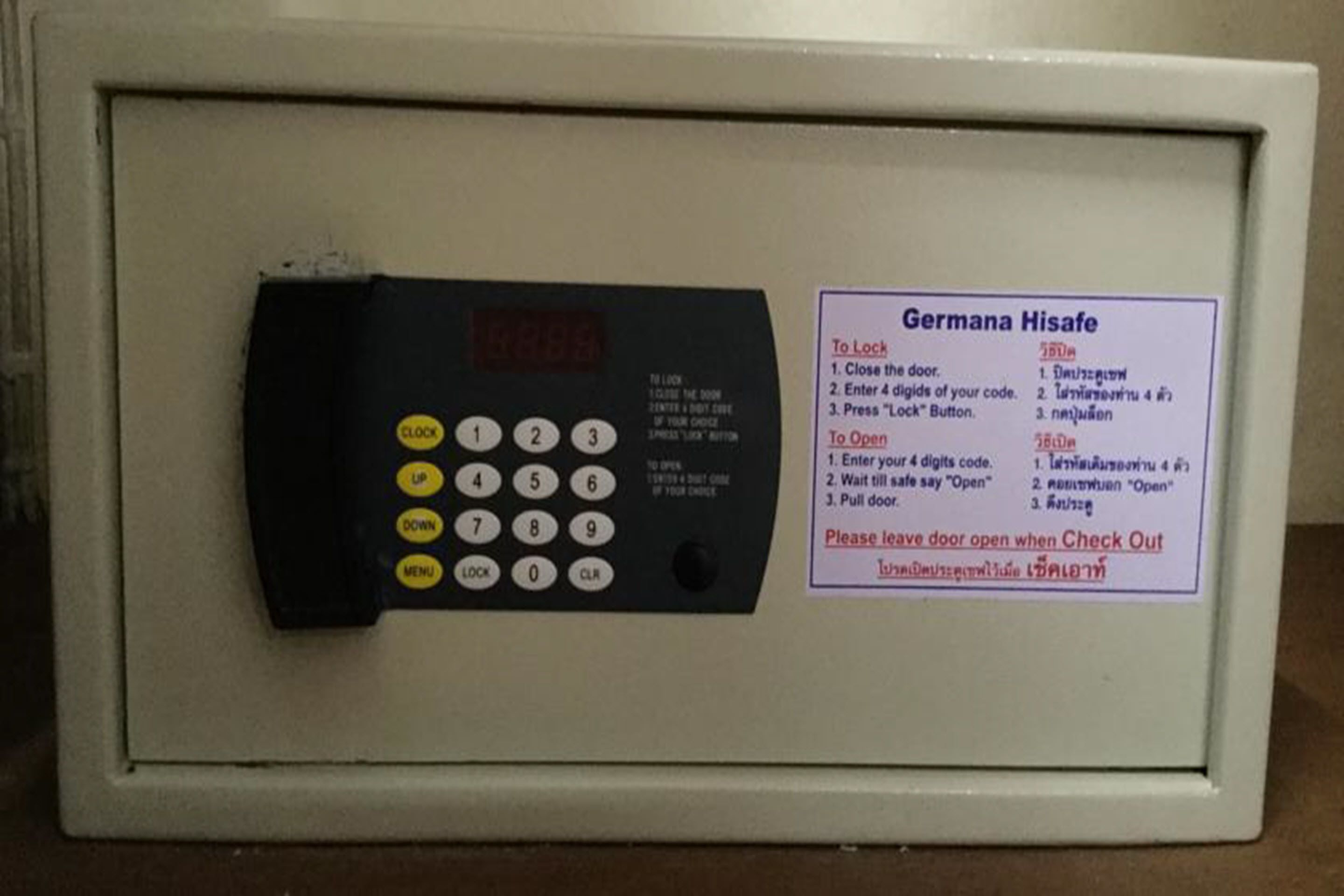 Un clavier de sécurité avec des instructions pour verrouiller et déverrouiller une porte, ainsi qu’une affiche indiquant qu’il faut laisser la porte ouverte au moment du départ.