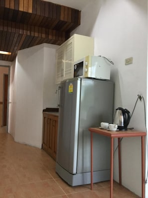 Fridge, coffee/tea maker, electric kettle - Arcadia Mansion (Pattaya)