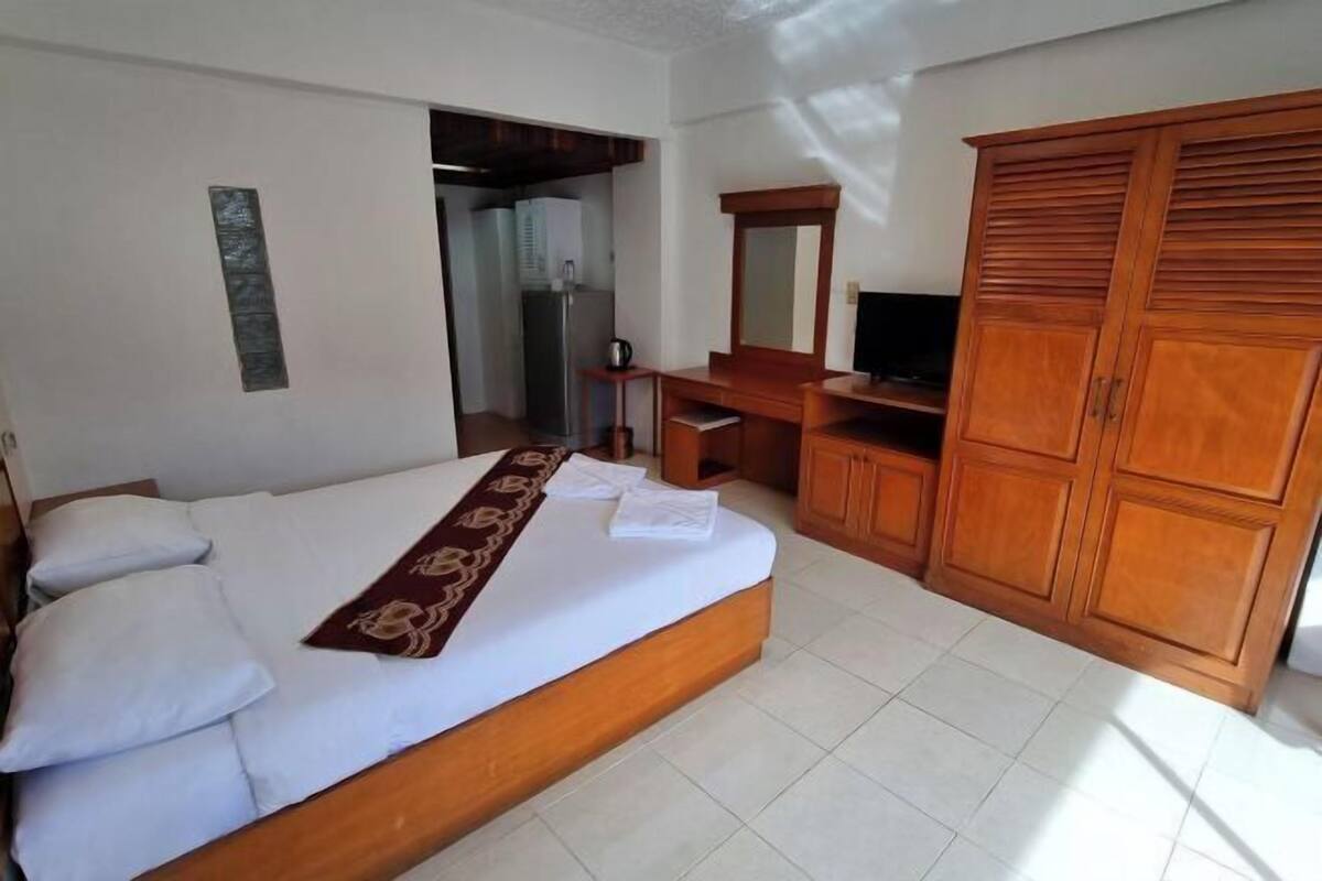 In-room safe, desk, WiFi (free), bed sheets