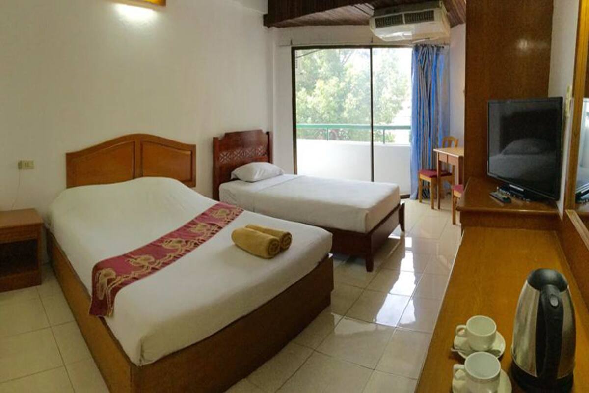 Superior Triple Room | In-room safe, desk, WiFi (free), bed sheets