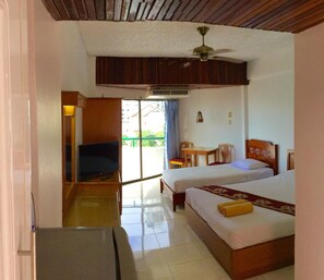 Superior Family Room | ตู้นิรภัยในห้องพัก, โต๊ะทำงาน, Wi-Fi ฟรี, ผ้าปูที่นอน