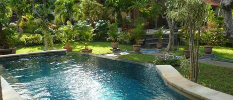 Una piscina al aire libre